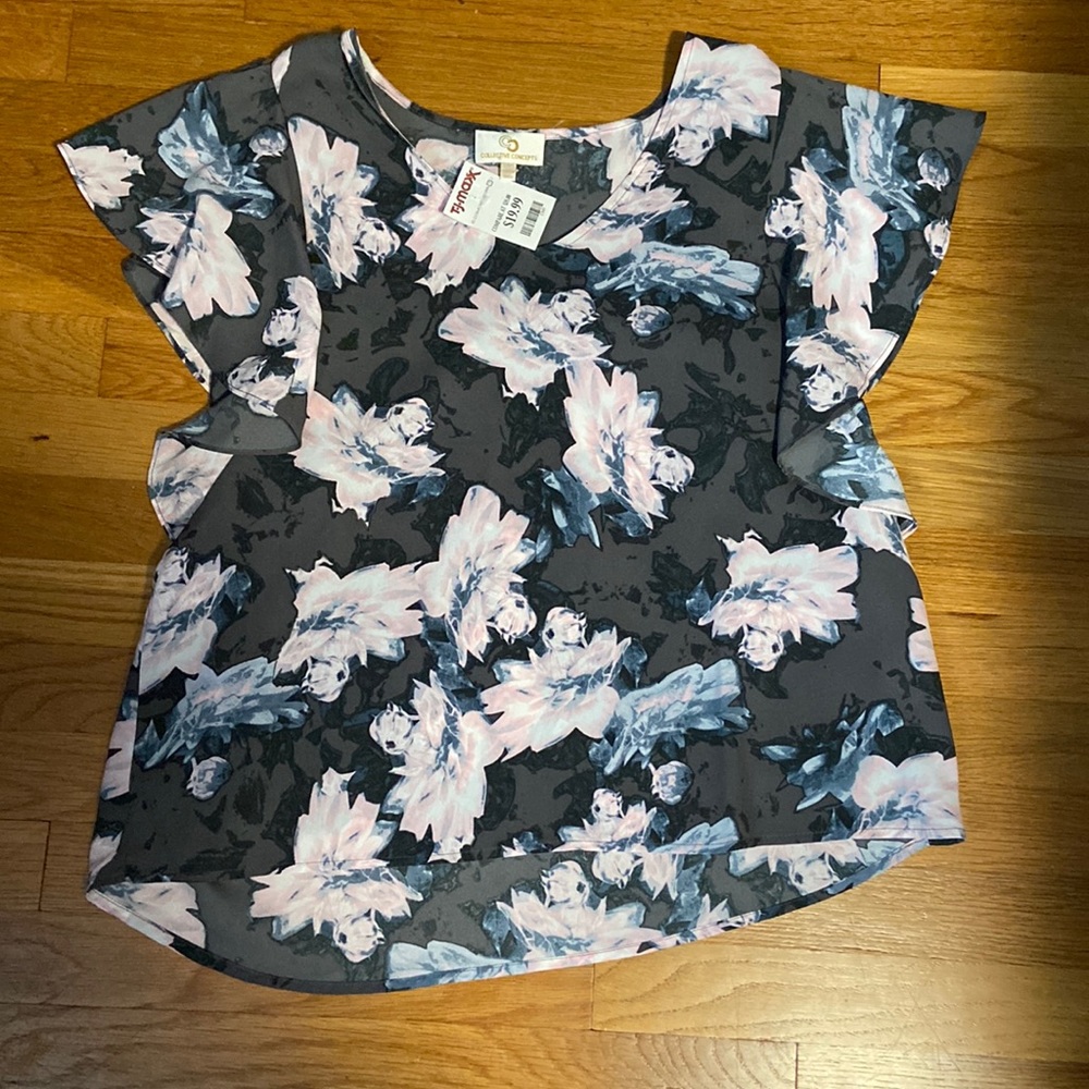 Flowered blouse with ruffle sleeves NWT size L